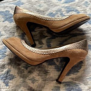 Bandolino Camel Brown Tan Suede Leather gold Trim Peep Open Toe Pumps Heels 9M
